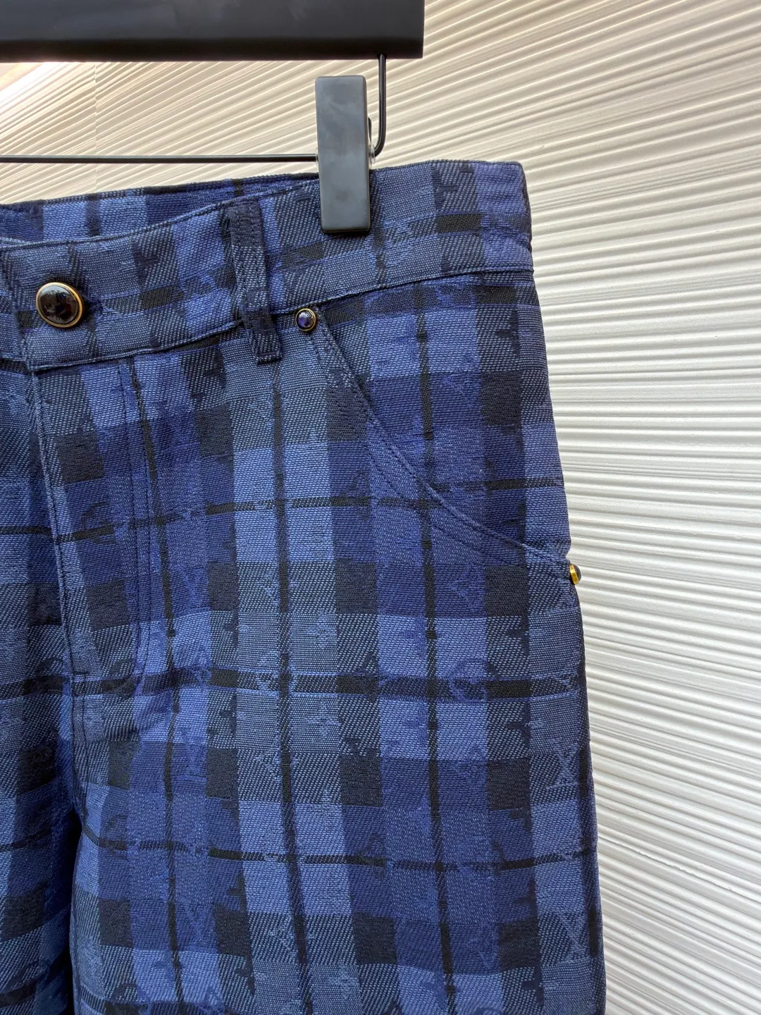 LOUIS VUITTON plaid denim work trousers ●Original version: Purchased and developed for 15950 ●Item number: 1682081-B10 ●Material: cotton fabric ●Technology: jacquard production ●Color: blue ●Version: fitted version ●Weight: about 595 grams ●Size: S-M-L-XL ●Description: This style of denim trousers uses dark and light tones to highlight Monogram and the elegant touches of plaid jacquard. Interior and exterior chest pockets add a touch of style, and an embossed leather label sits at the back. Regular fit 85% cotton, 15% polyester, logo jacquard, pearlescent buttons, thigh patch pockets, back panel pockets, side pockets, rear logo patch. The overall wiring is straight and delicate, the fabric is comfortable and soft, and the color is consistent without color difference. It can be matched with the same style to create a fashionable look and control various occasions. Customized accessories, complete with three standards, same style for men and women!